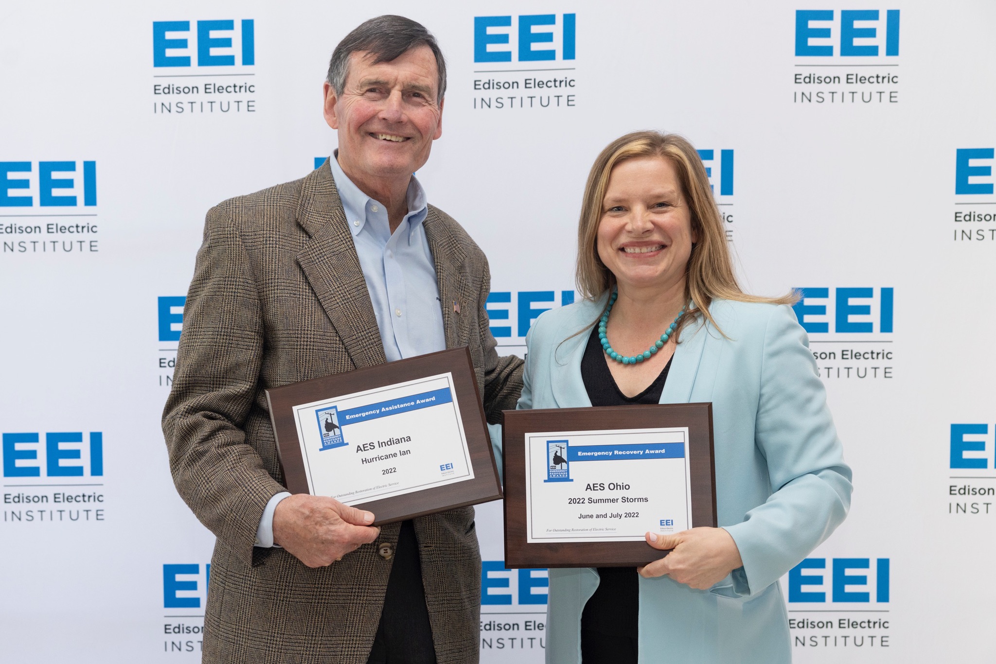 AES US Utilities President & CEO Kristina Lund accepts the Emergency Recovery Award from EEI President Thomas Kuhn